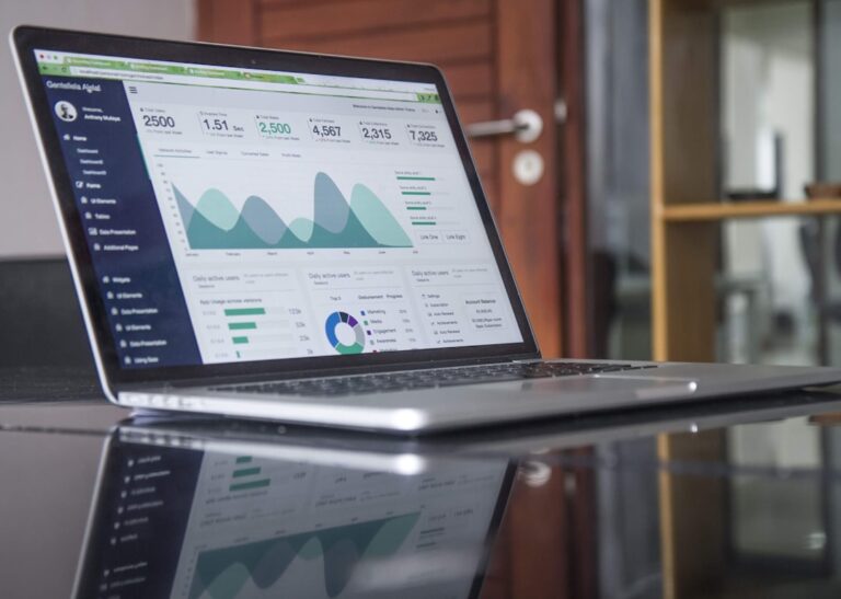 Laptop displaying ecommerce analytics for Shopify and AutoDS workflow comparison